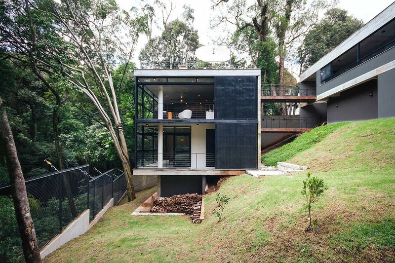 Rough concrete jungle houses: JJO Hou
