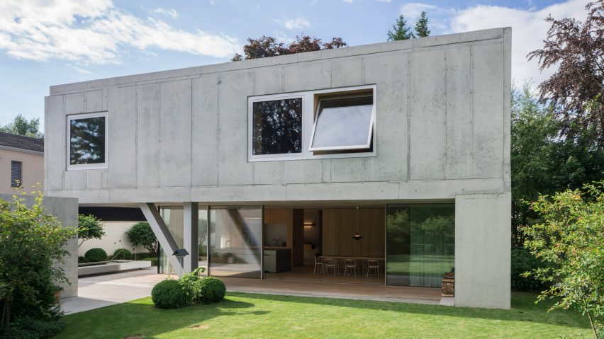 Raw concrete UF house in Bavaria self-supporting over the outdoor terrace