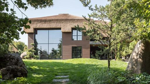 A thatched roof house that combines Ukrainian and Japanese.