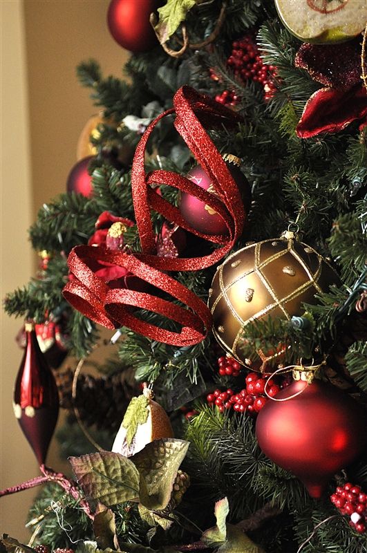42 Amazing Christmas Decor Ideas in Red and Gold - DigsDi