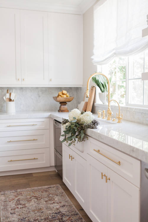 Super simple yet very sophisticated white kitchen design - DigsDi