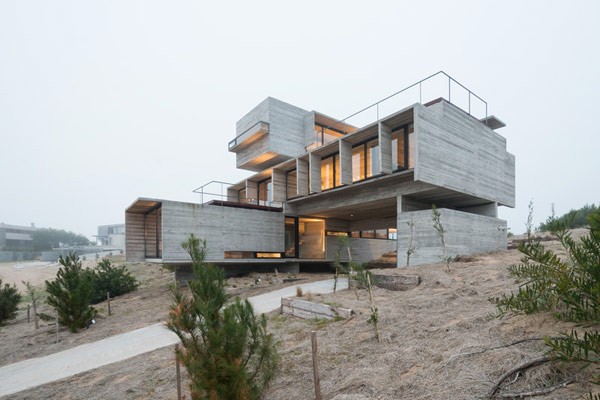 Argentine concrete house by architect Luciano Kr