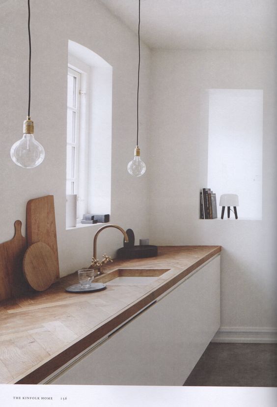 kitchen blanche et bois avec lights baladeuses - wood and.