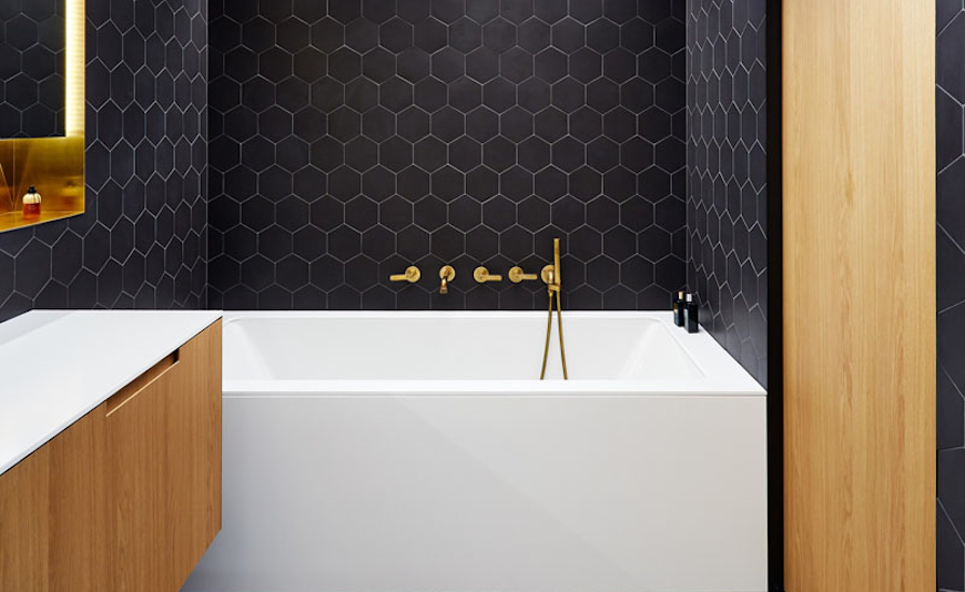 Bathroom ideas: how to perfectly combine black, brass, white and wood