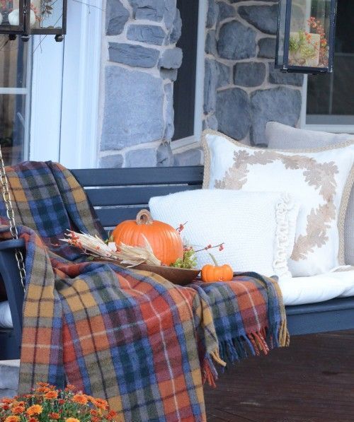 32 Warm and Cozy Plaid Thanksgiving Day Decorating Ideas |  fall porch.