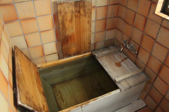 Hinoki Wooden Bathtub for Ofuro Ritual Bath - photograph by Hiiragiya.