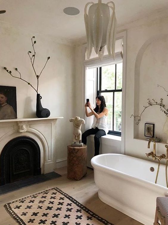 25 Elegant Parisian Bathroom Decor Ideas - DigsDi