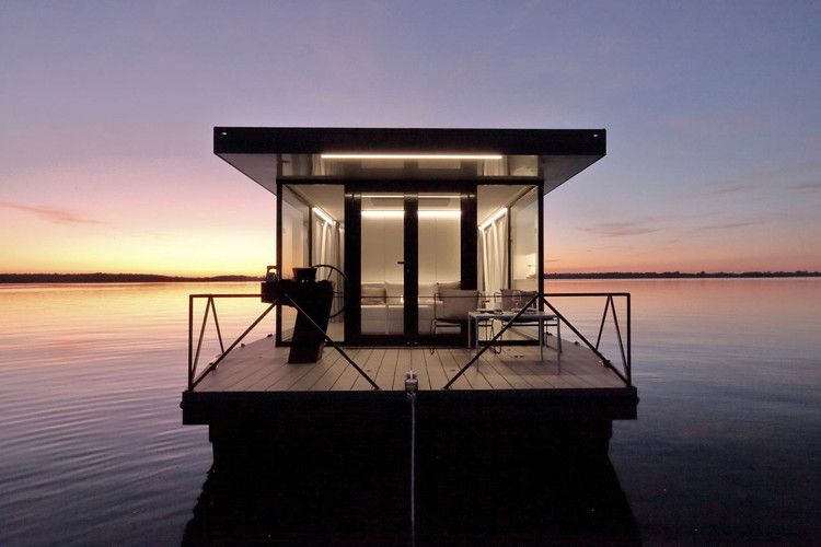 Lounge boat: A couple of architects design an apartment on the water.