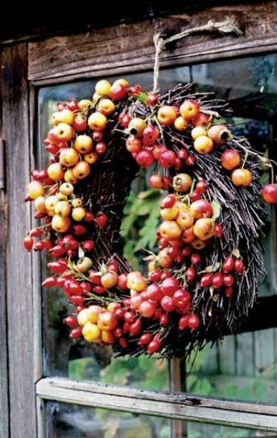 23 Sweet and Delicious Apple Wreaths for Fall Home Décor |  DigsDigs.