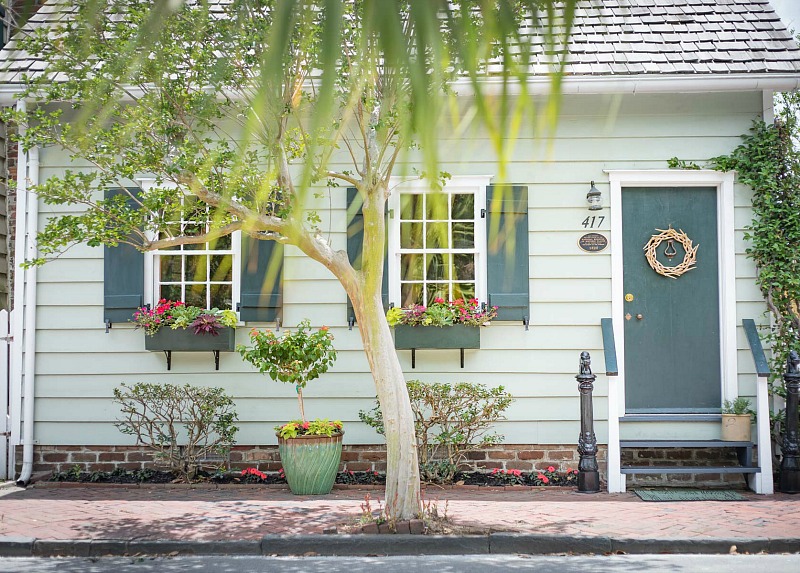 Freeman's Cottage in Savannah's Historic District - addicted to hous