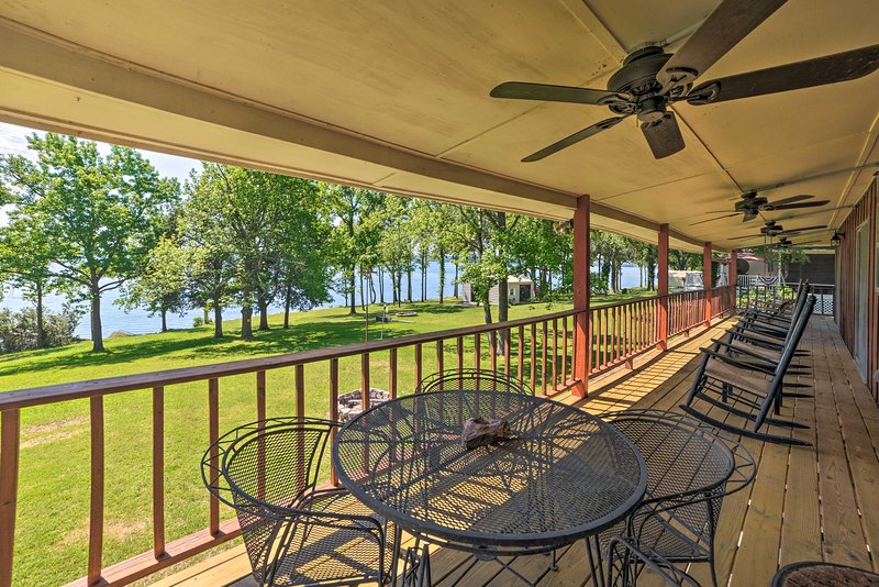 Waterfront Family Retreat w/ Deck on Kentucky Lake!  UPDATED 2020.