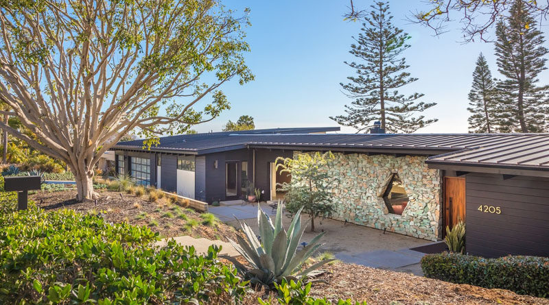 This renovated mid-century modern home in California was renovated.
