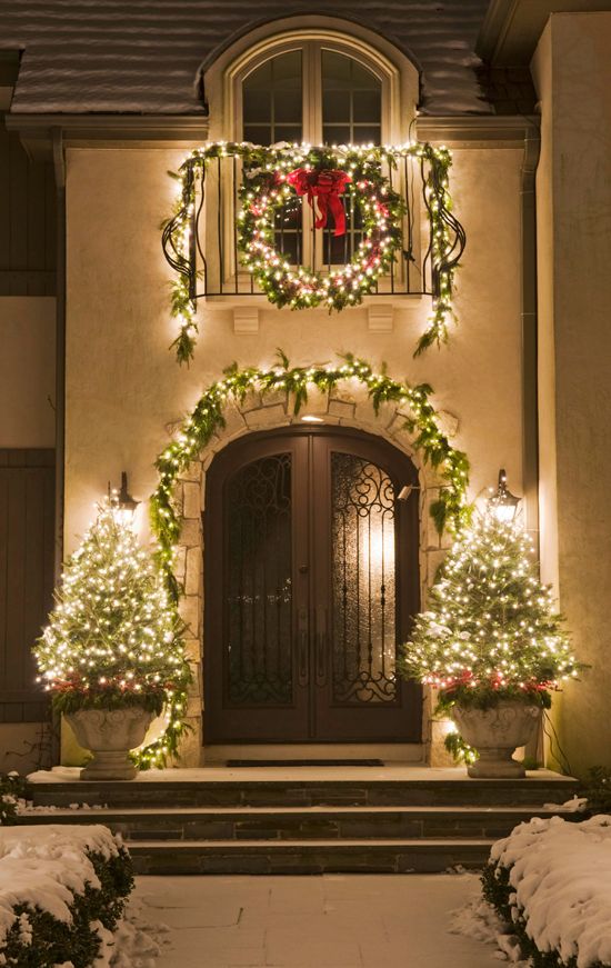 26 Super Cool Outdoor Decorating Ideas With Christmas Lights - DigsDi