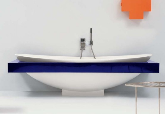 Ceramic bathtub with colorful shelf - IO by Flaminia - DigsDi