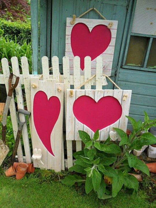 25 Creative Outdoor Valentine Decor Ideas |  Valentine's day outdoors.