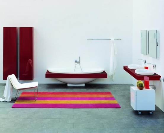 Ceramic bathtub with colorful shelf Io by Flaminia