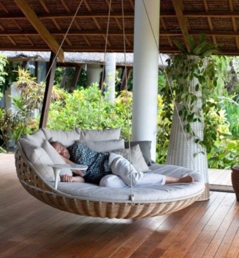 Relaxing outdoor hanging beds for your home