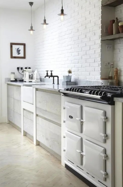 A white brick wall fits perfectly into the Nordic kitchen, adding structure and interest
