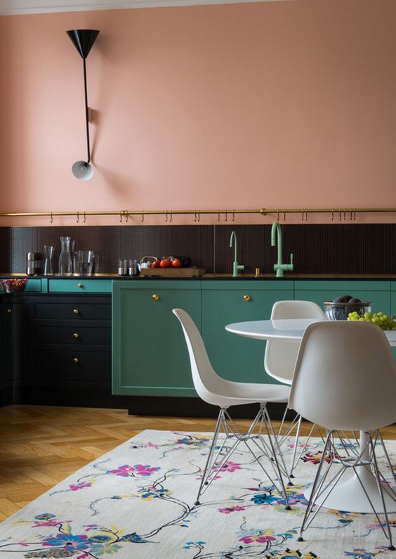 Pink, black and emerald are a stunning combination for a colorful and eye-catching kitchen