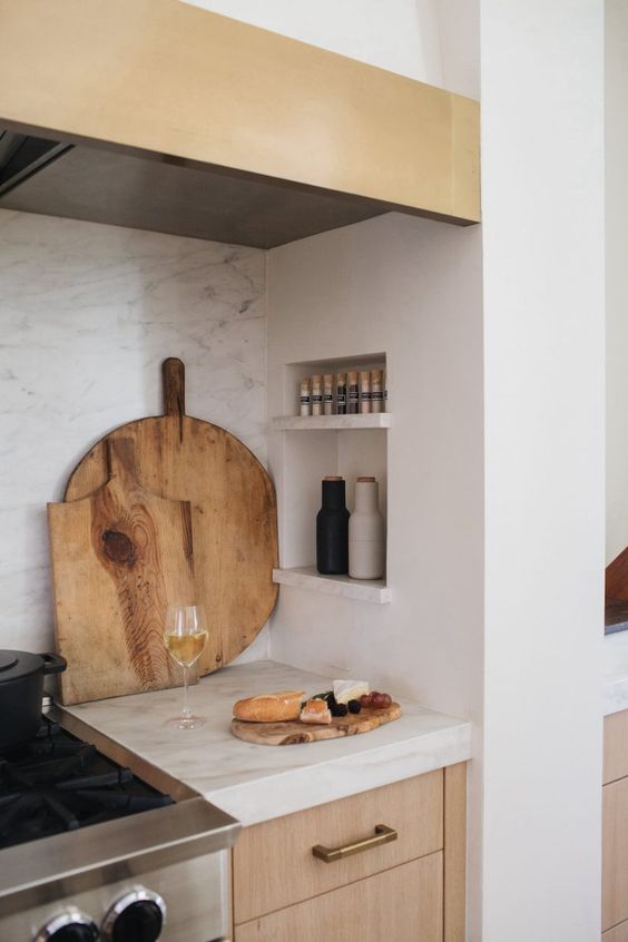 A small niche with shelves next to the stove contains spices and oils, which is very convenient for cooking