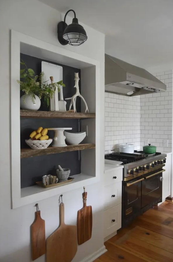 A large niche with shelves and a blackboard in the background is a cool idea for a Scandinavian kitchen where you can store and display various things