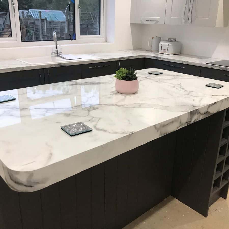 Corner kitchen with marble worktop 