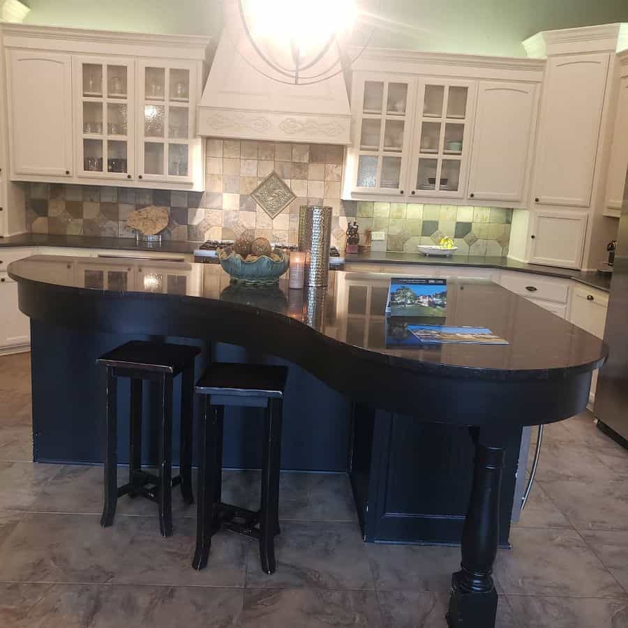 Curved work island in the country house kitchen 