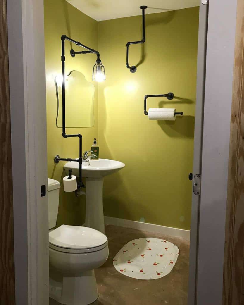 Guest toilet in the basement with a green wall