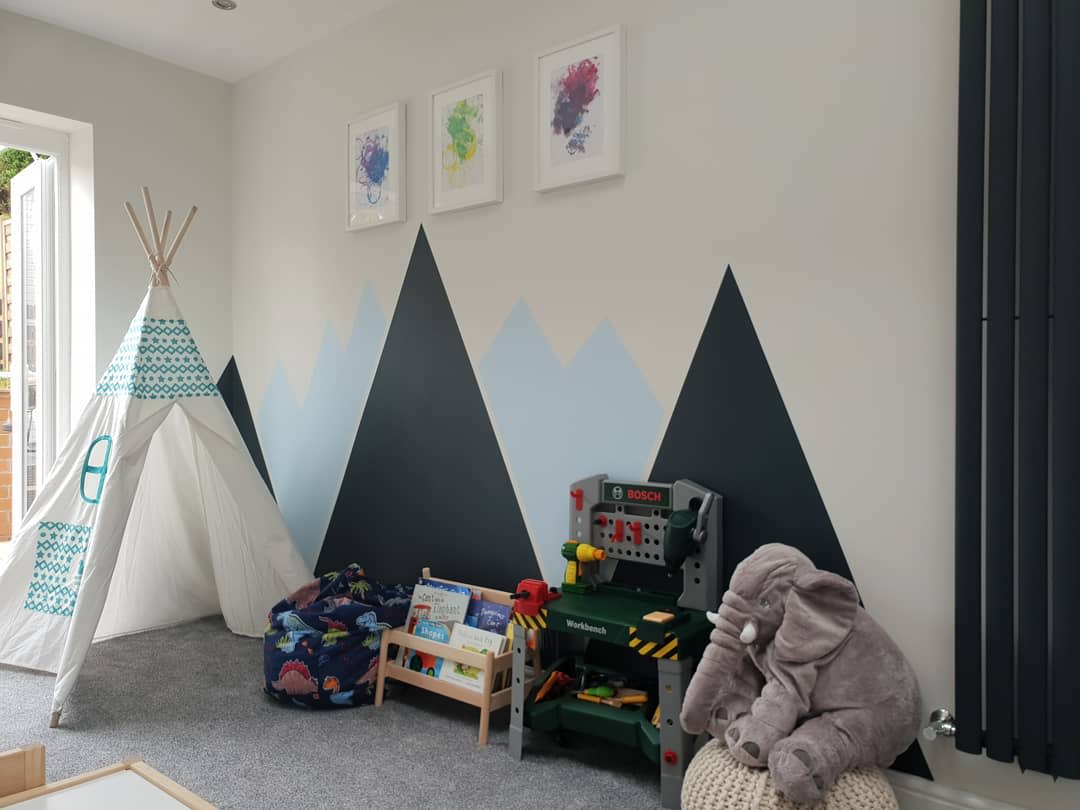 Children's playroom, teepee, mountain walls, gray carpet, toy elephant and tool set