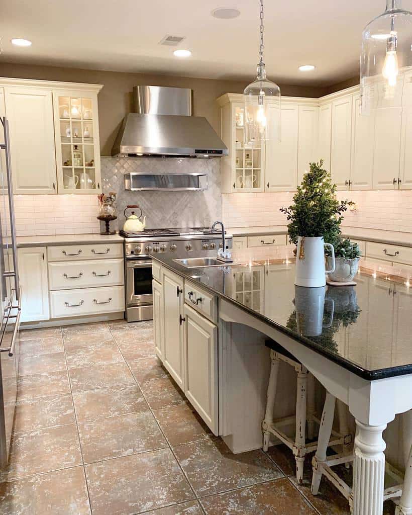 Transitional country house style kitchen 