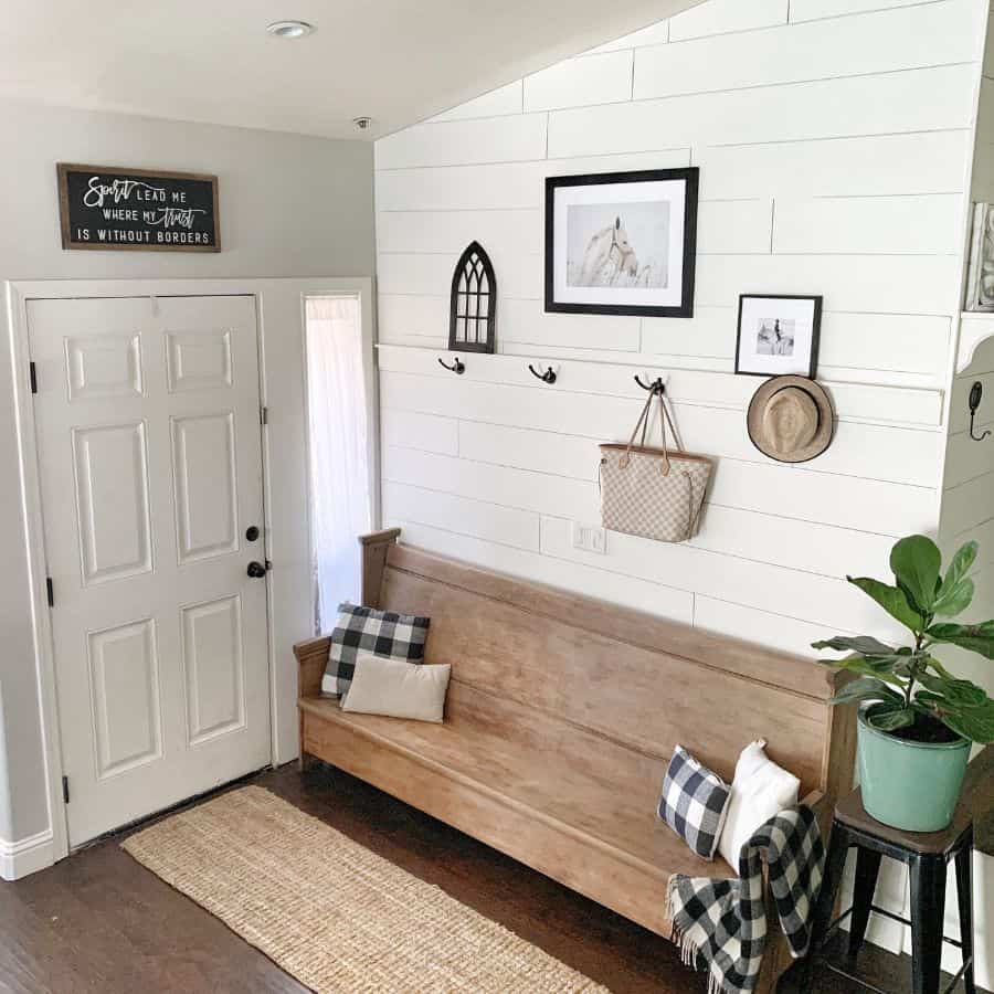 Small entrance area of ​​a farmhouse with a shiplap wall and benches 