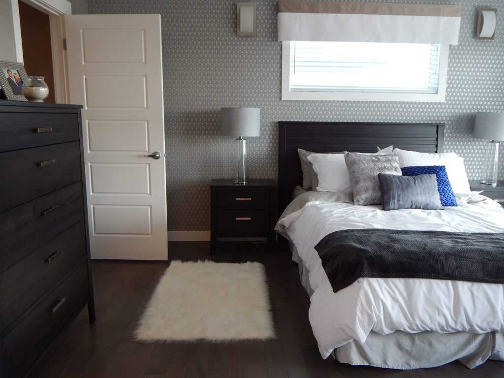 Print bedroom wallpaper, black wooden furniture, wooden floors