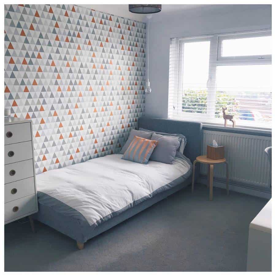 Triangle pattern bedroom wallpaper, gray carpet 