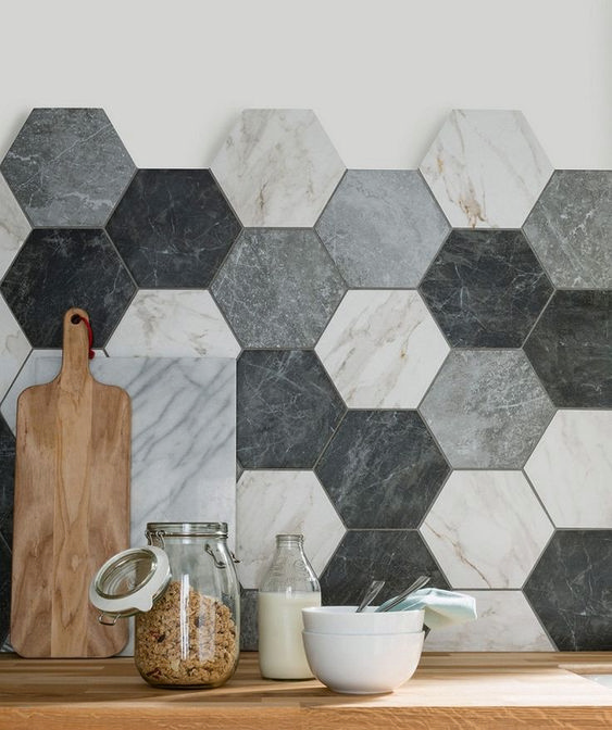 Large-format marble tiles in different shades create a strong pattern with their different colors