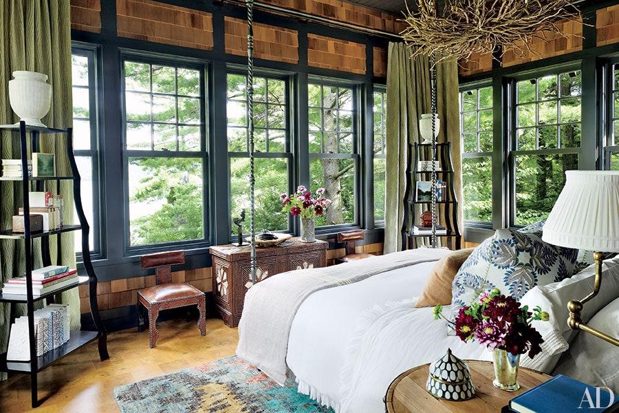Rustic bedroom: Warm wood tones and nature-inspired decor for cozy retreat