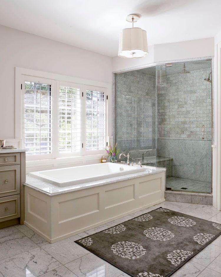 Layer⁤ rugs of ⁣different textures and patterns to enhance warmth in‌ your eclectic bathroom