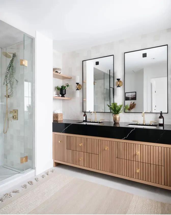 Lighten up your space with ‌a bright wooden bathroom design featuring ⁣sleek,⁤ pale wood tones