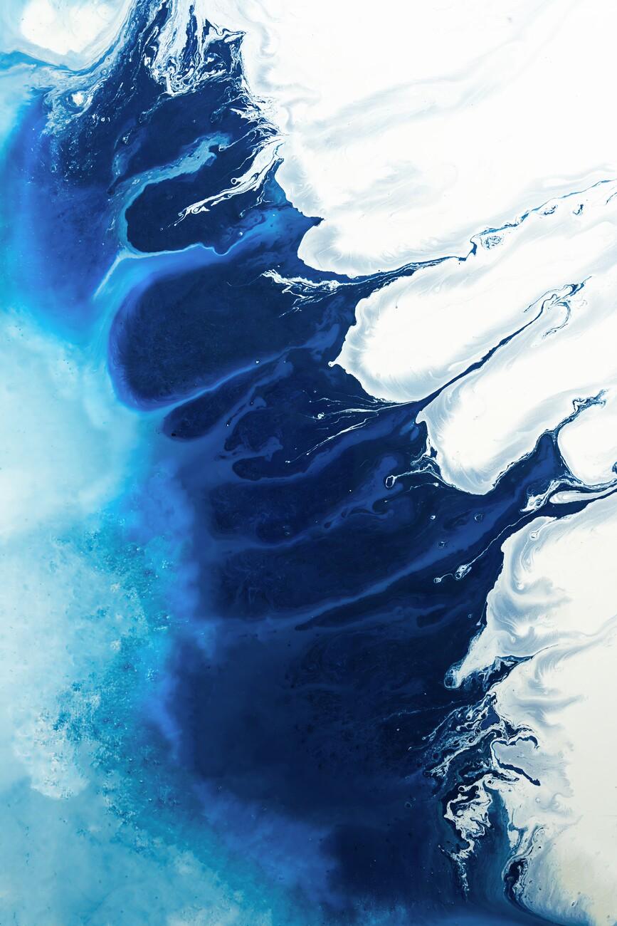 Create a focal point with a‌ statement blue piece ‍of art