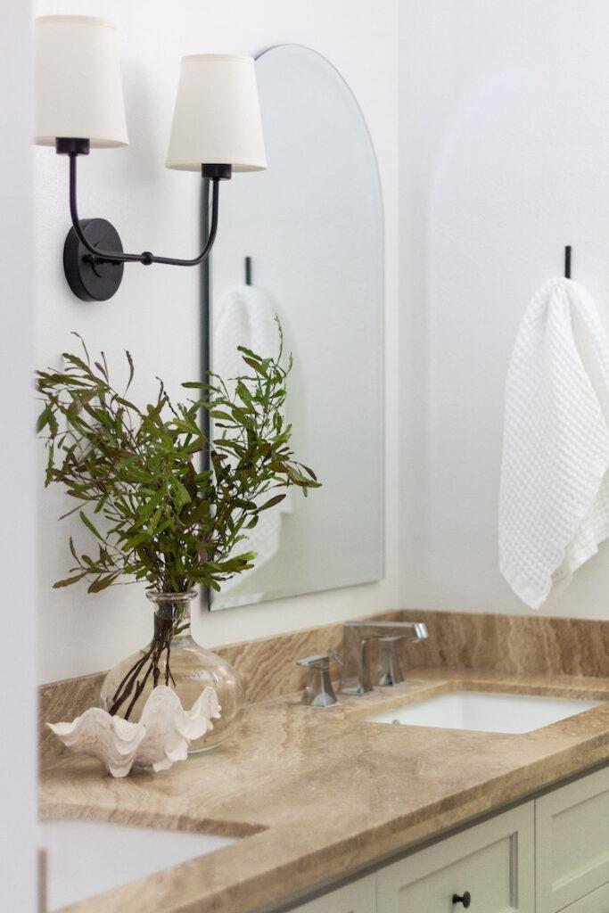 Showcase⁤ unusual accessories like ​seashells or driftwood in your eclectic bathroom decor