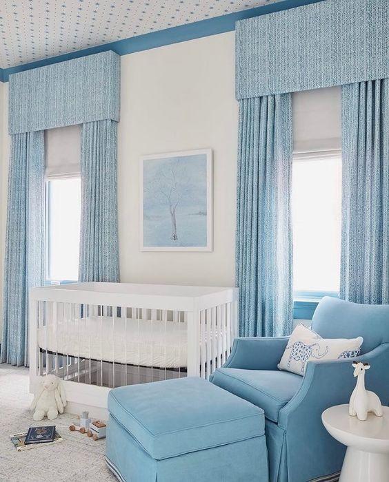 Use curtains ⁣that blend with walls to enhance small nursery space