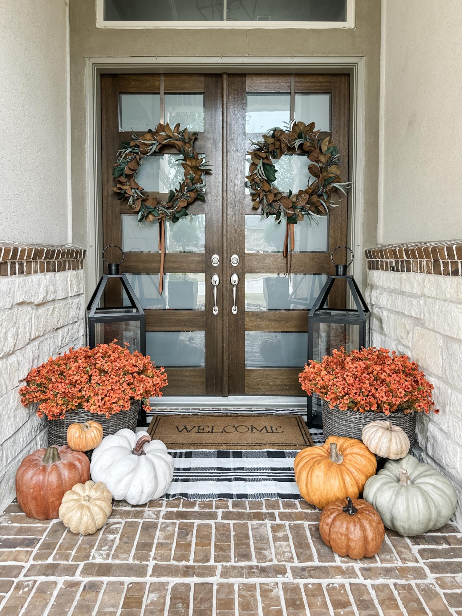 Include a seasonal theme for decoration on your screened porch