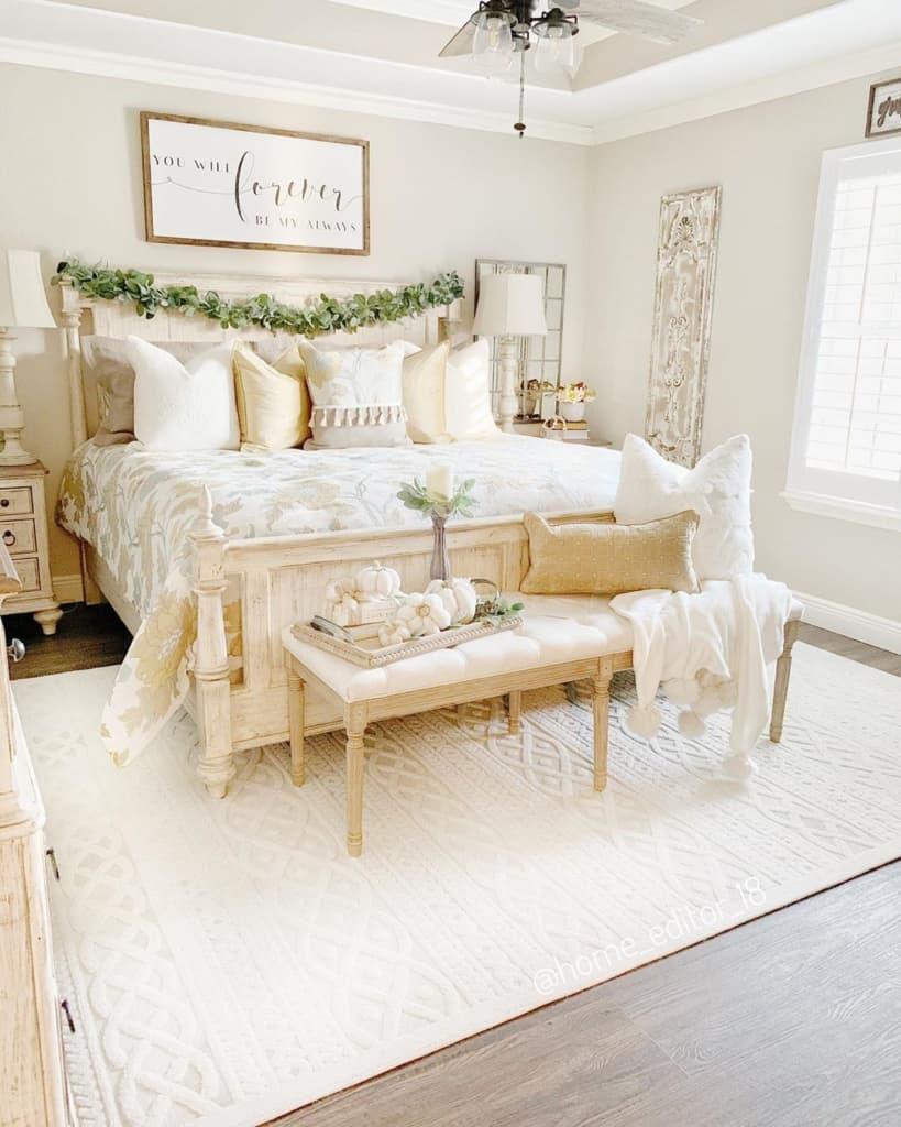 Farmhouse Glam Bedroom: Blend rustic elements with elegant touches for a unique look
