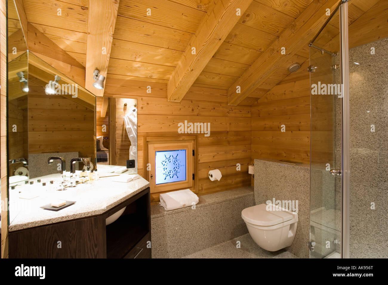 Creative lighting sets the mood in your Chalet Bathroom