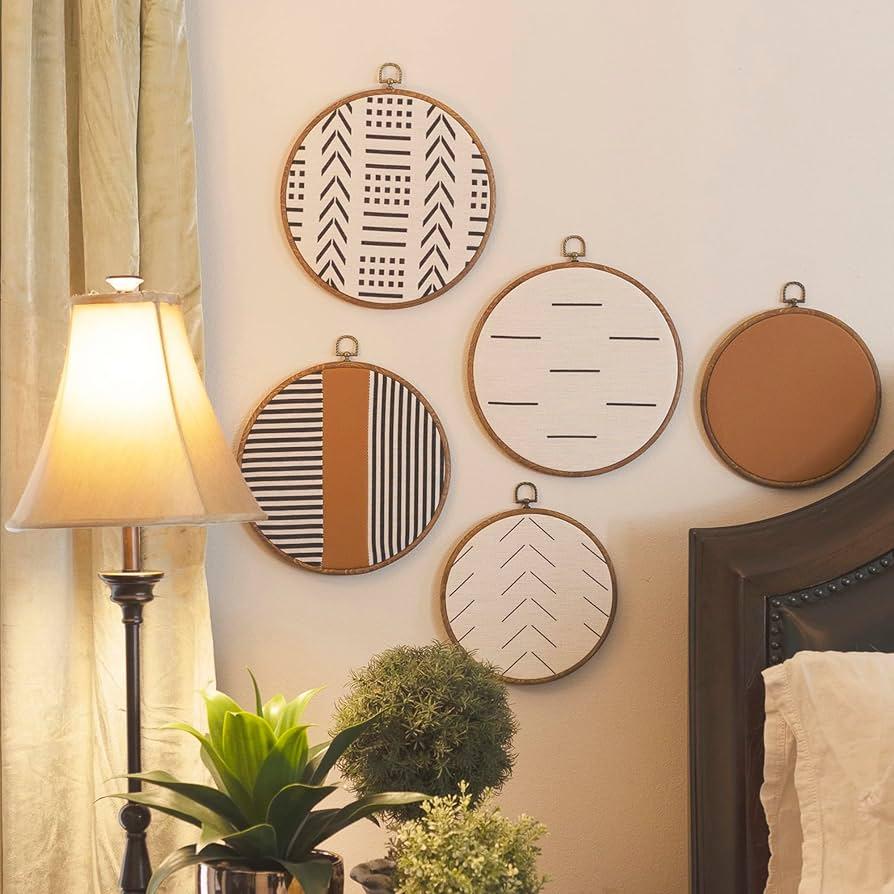 Hang woven textiles or⁤ art for a ⁣personal boho bathroom touch