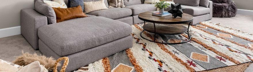 Define areas ⁢with rugs in your interior design scheme