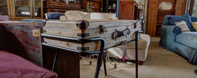 Embrace mismatched⁣ furniture ⁣for a curated, lived-in look in your vintage‍ living room