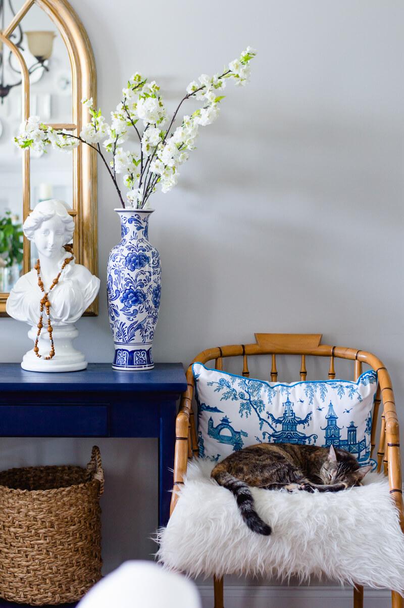 Use blue and white ceramics to enhance your living room decor