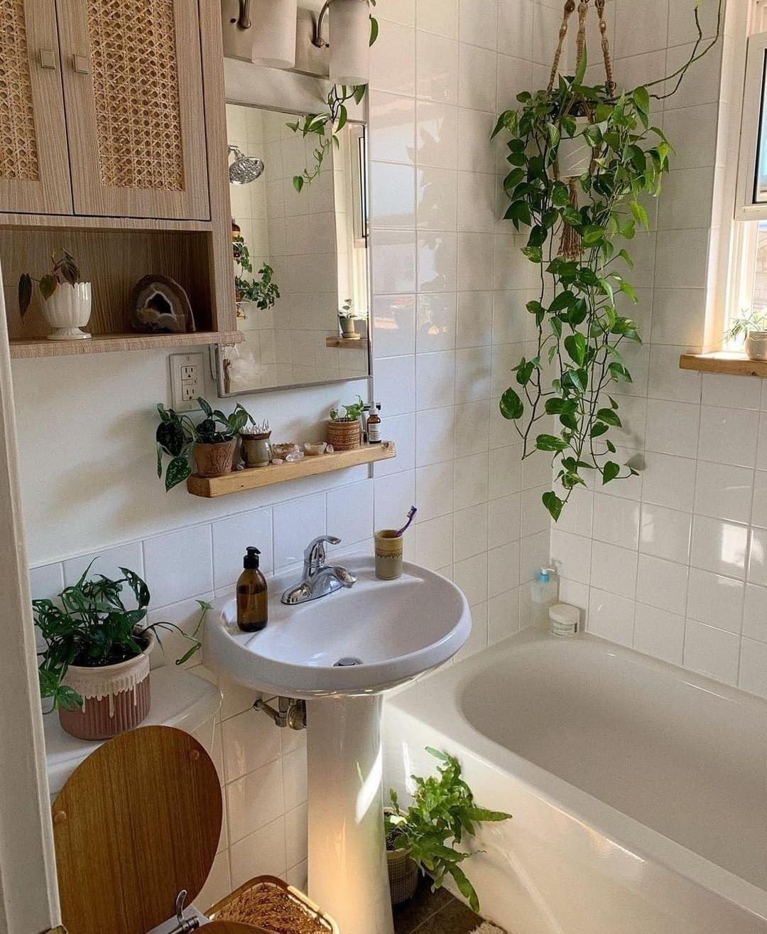Incorporate‍ plants ⁢for a refreshing ⁤touch ⁤in your boho bathroom
