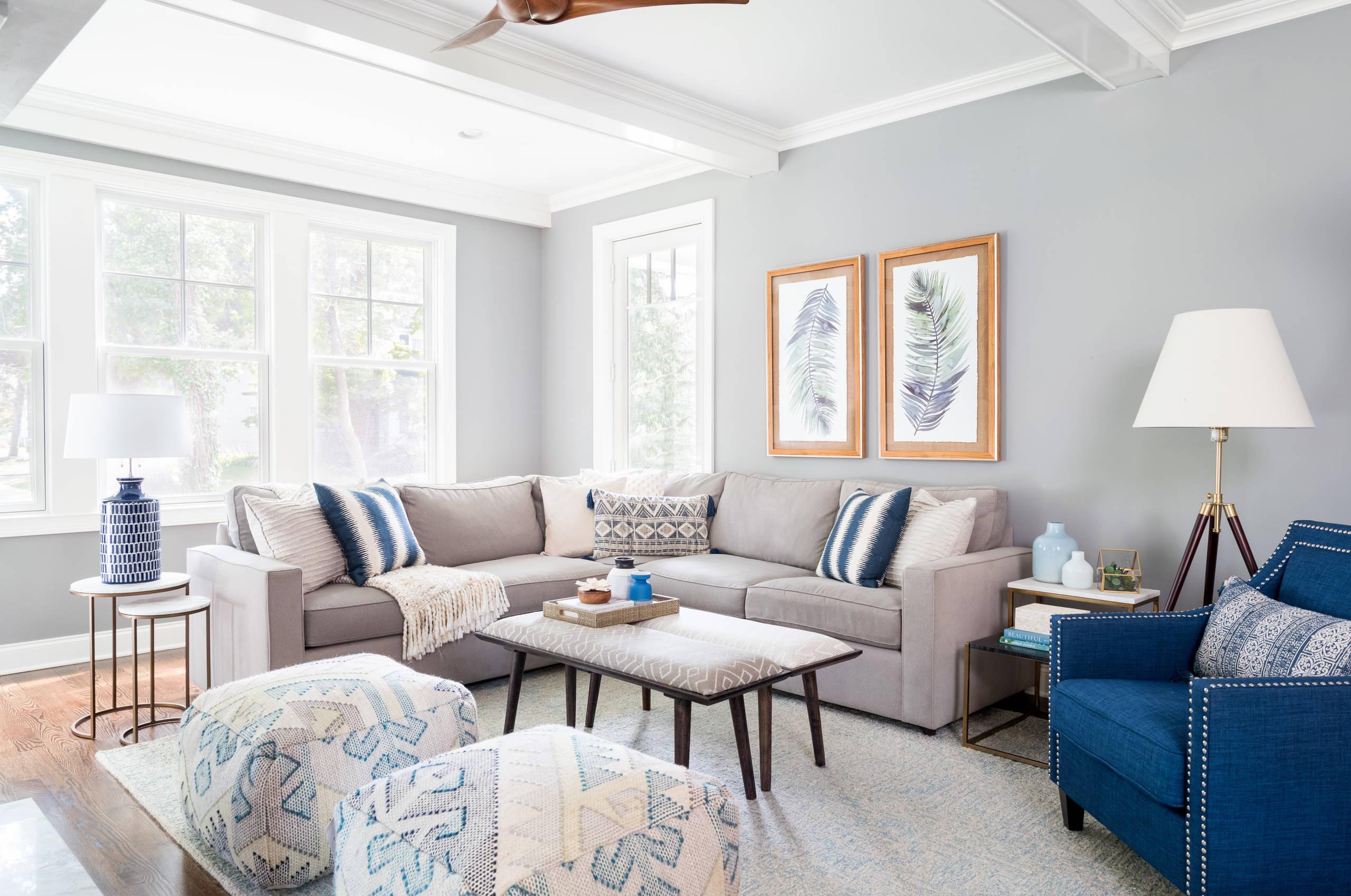 Mix blue and gray tones for a sophisticated living room atmosphere