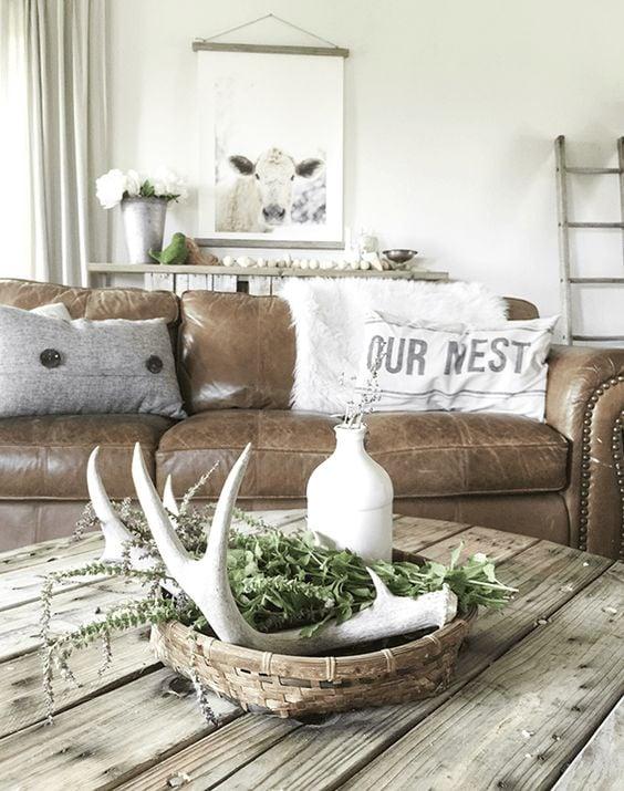 Farmhouse Rustic Living Room: Embrace simplicity with warm woods and vintage finds